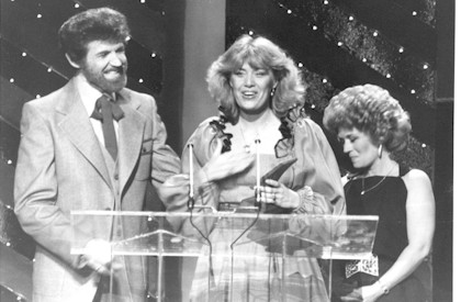 Presenting award to Janie Frickie – with Sammie Smith.