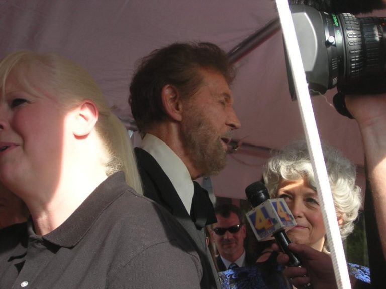 Sonny shares his thoughts and appreciation to media representatives along the red carpet.