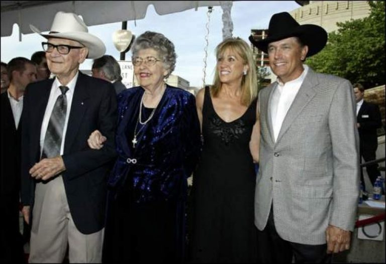 George Strait and family's arrival for his Hall Of Fame Induction.